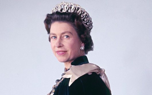 Крал Чарлз отдава почит на кралица Елизабет II на първата годишнина от смъртта ѝ