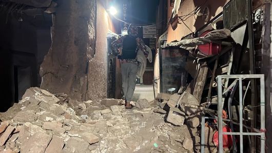 Най малко 296 души са загинали след мощно земетресение в централната
