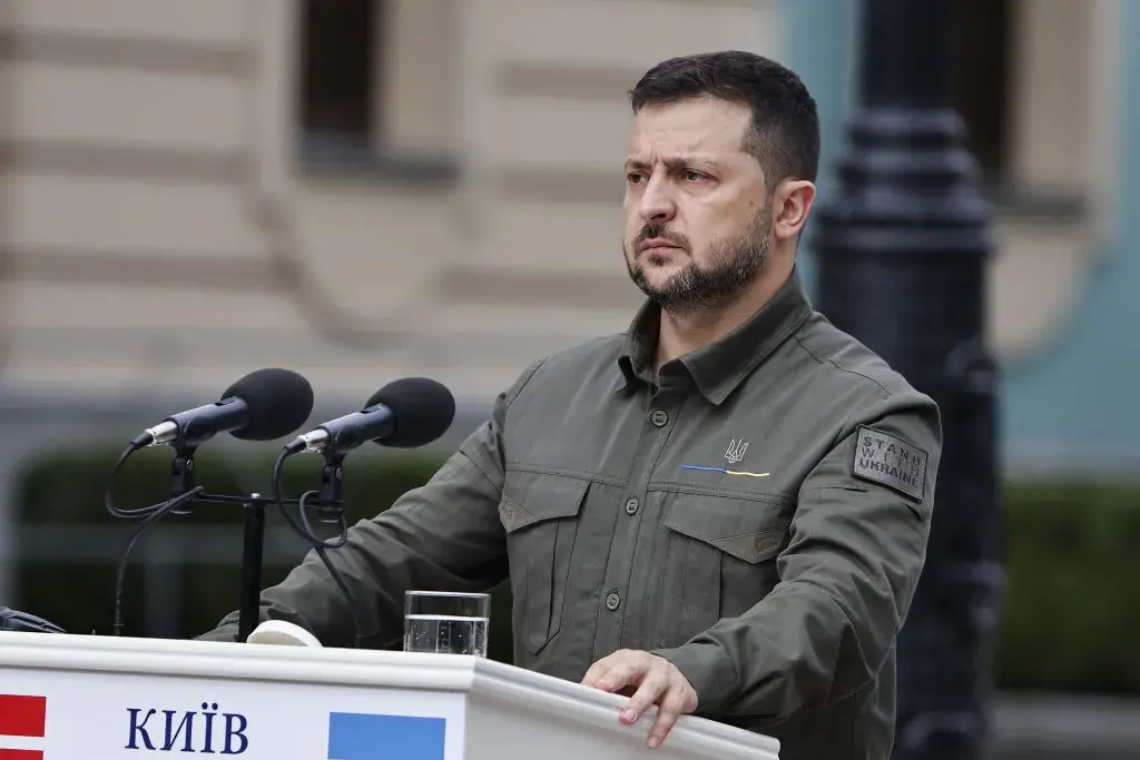 Зеленски чака официален отговор от САЩ дали е спряна военната помощ