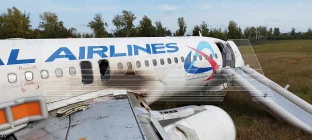 Самолет на руската компания Уралски авиолинии кацна аварийно в поле