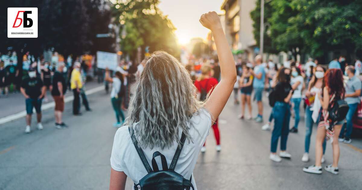 Демокрацията все още е предпочитаният модел на управление, но вярата,