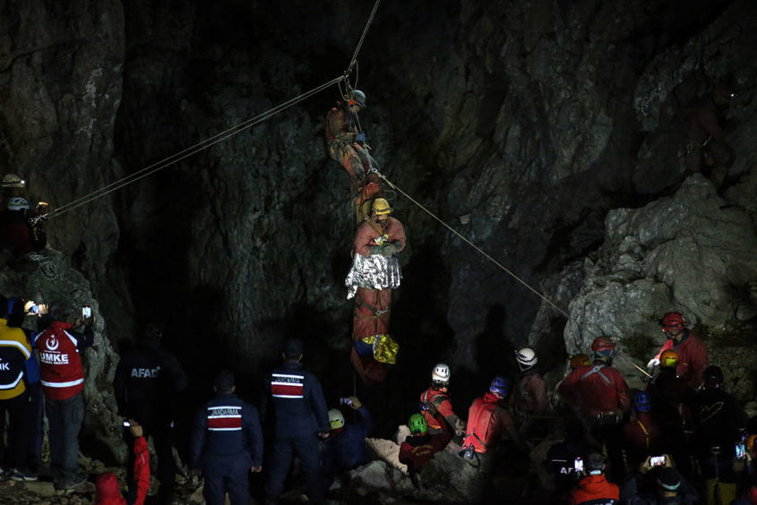 Български спасители помогнаха за изваждането на американски учен, попаднал в капана на пещера в Турция