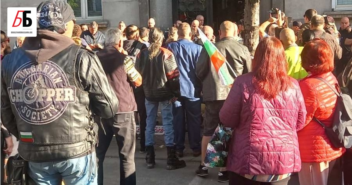 Рок певицата Милена Славова събра протест от свои привърженици преди