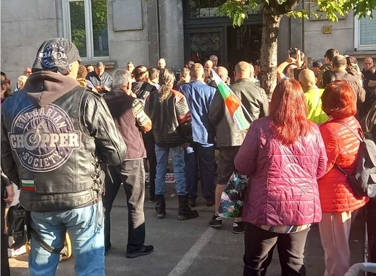 Васко Кръпката и рокери с плакати за "меки китки" се събраха на протеста на Милена пред ВАС