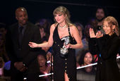 Тейлър Суифт триумфира на наградите на MTV. Шакира беше отличена за цялостно творчество 