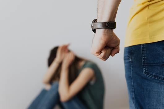 28 годишен мъж е задържан за нанесен побой на жена с