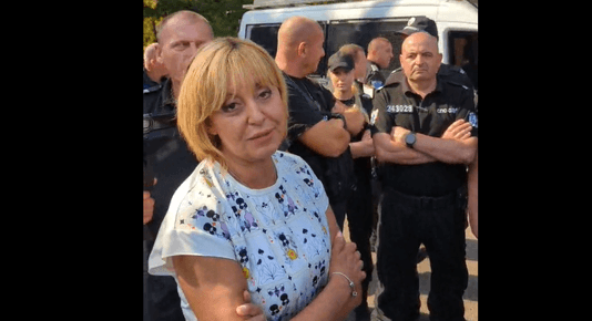 Трагикомични сцени с участието на полицаи протестиращи и Мая Манолова