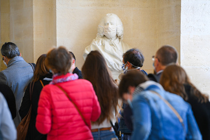 И скулптурите носят маски: "Версай" отново отвори врати
