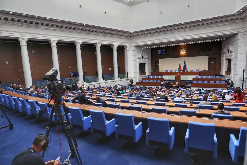 Депутатите работят извънредно, за да гласуват държавния бюджет за 2024 г.