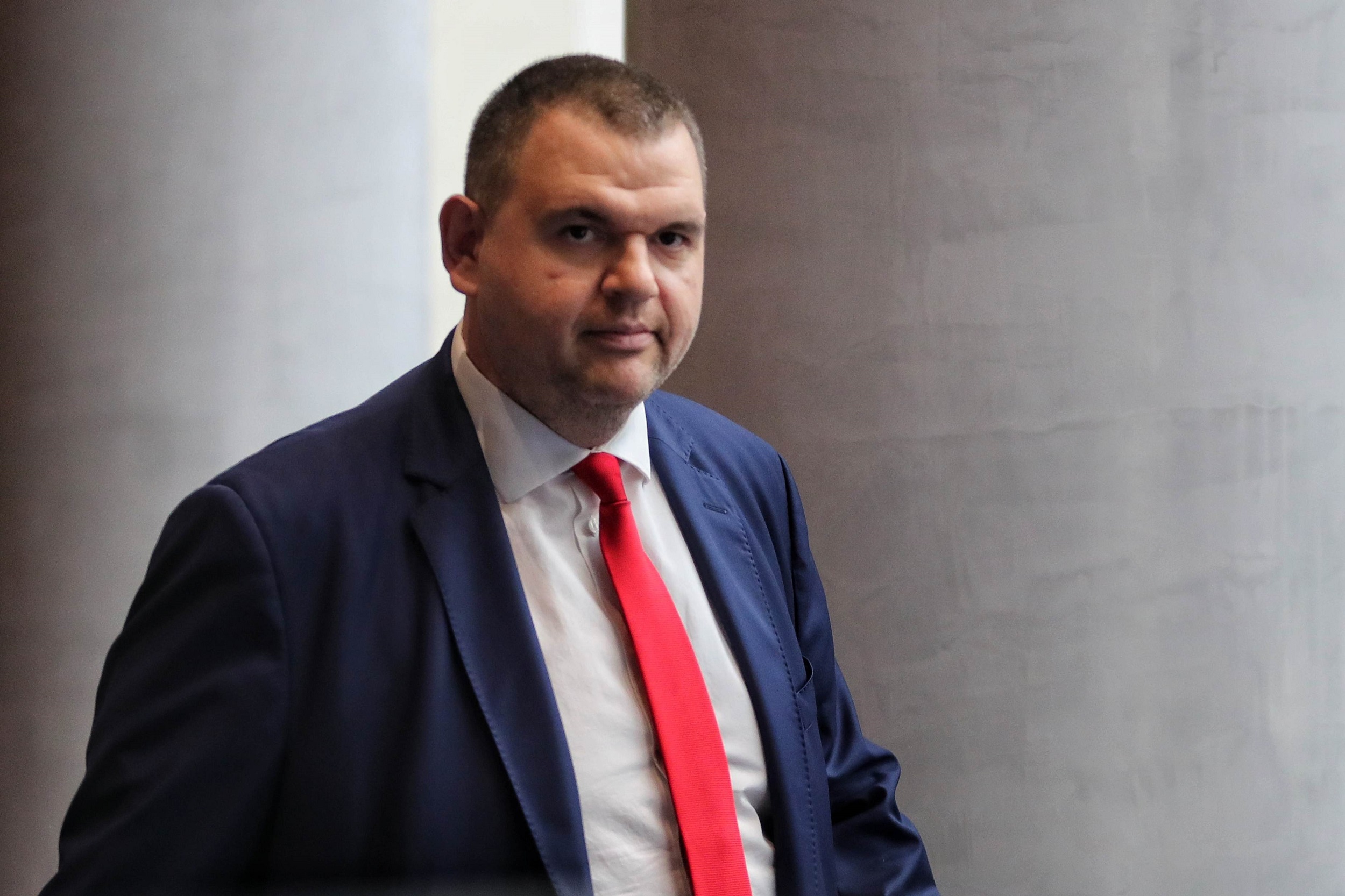 Пеевски и ГЕРБ отказаха Асен Василев да вдига ДДС на ресторантьорите