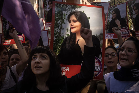 Махса Амини и иранското движение "Жена, живот, свобода" сред финалистите на наградата "Сахаров"