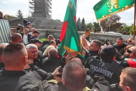 Привърженици на "Възраждане" опитаха да съборят оградата около MOЧА