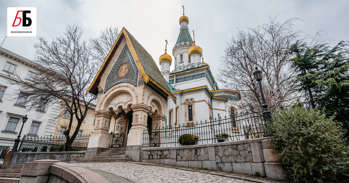 Граждани се събраха пред Руската църква Свети Николай Мирликийски Чудотворец“