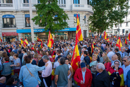 Десетки хиляди испанци протестираха срещу амнистията на каталунските сепаратисти в Мадрид