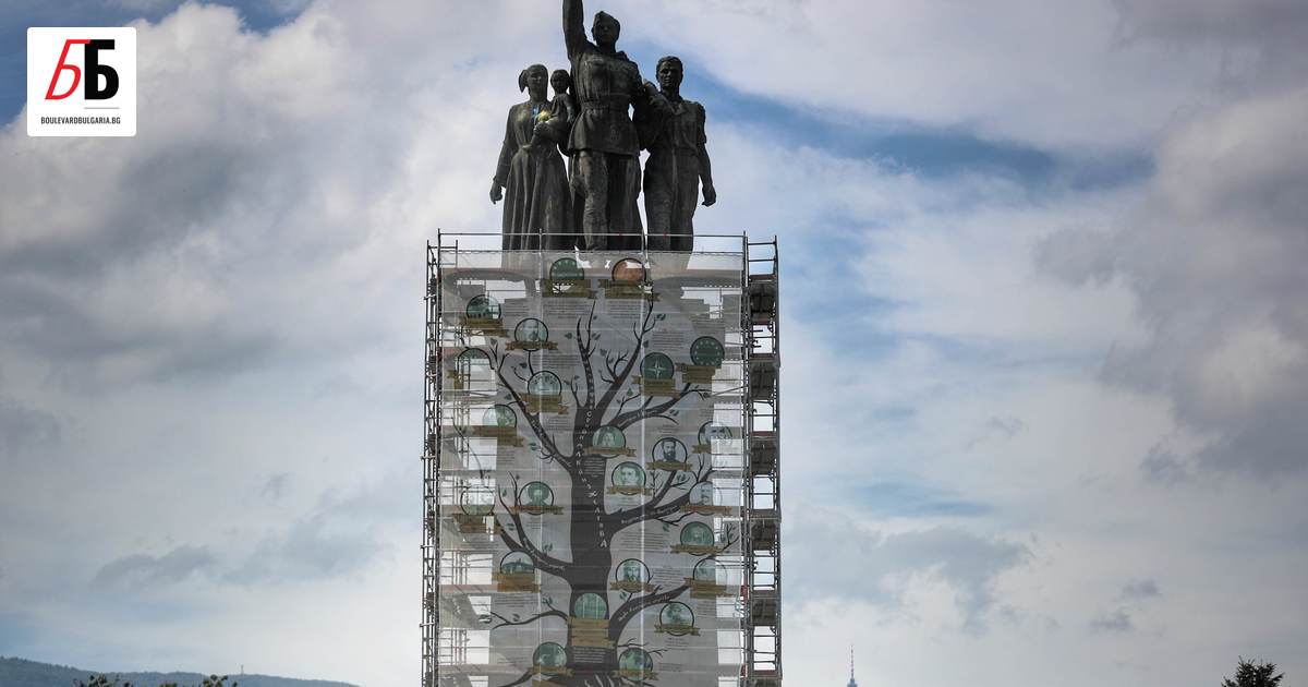 Гигантски банер с историята на България в Европа обгради скелето