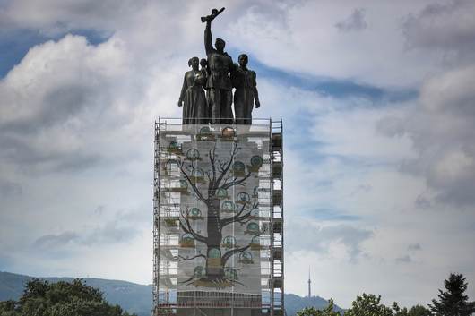 Гигантски банер с историята на България в Европа обгради скелето