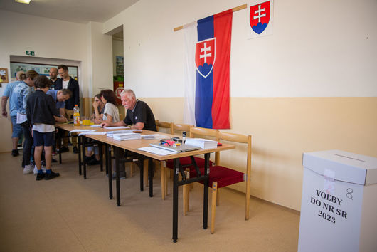 Словаците гласуват на предсрочни парламентарни избори в събота в които