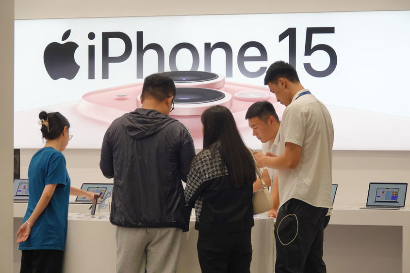 Apple трупа критики заради проблем с новия iPhone 15 Pro