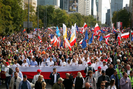 Опозицията в Полша събра "милиони" на огромен митинг седмици преди изборите