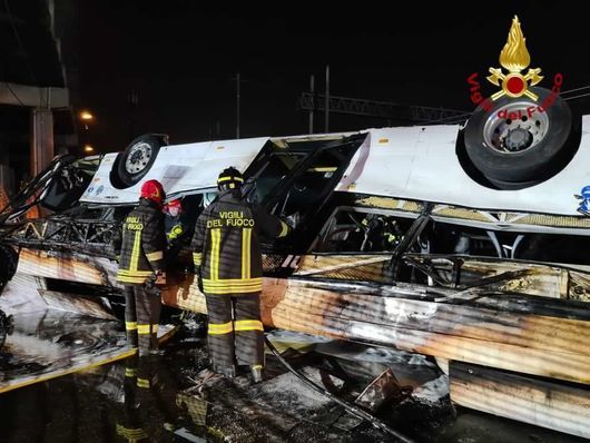21 души загинаха при тежка автобусна катастрофа в Италия