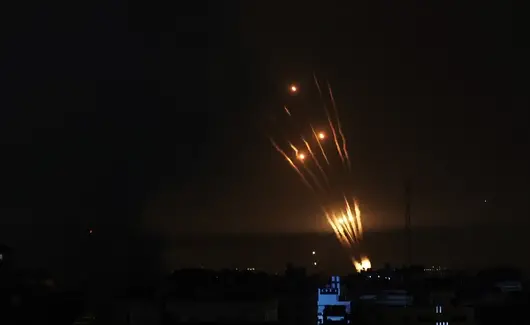 Израел атакува военни обекти в Иран