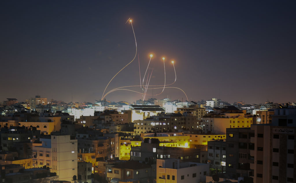 Как "Железният купол" пази Израел при обстрел с хиляди ракети от "Хамас"?