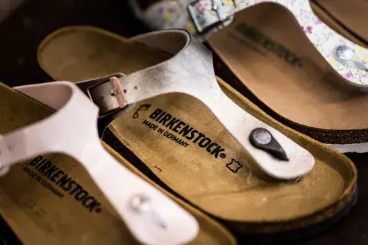 Birkenstock се спъна в амбициите си с разочароващ дебют на Уол Стрийт