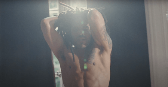Лени Кравиц танцува чисто гол в имението си в Париж в нов музикален клип