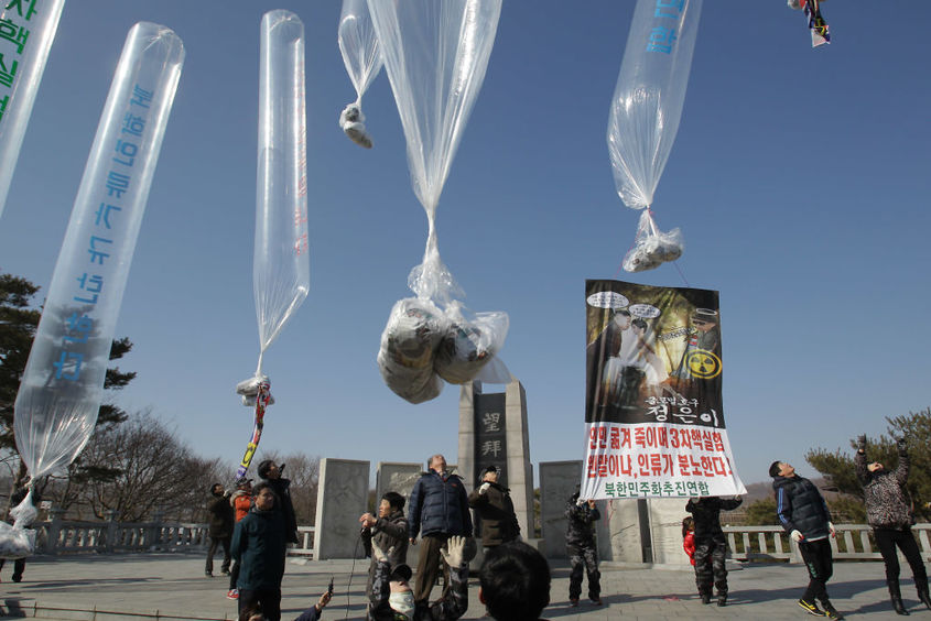 Балони с политическа агитация: Защо Северна Корея прекъсна всички връзки със Сеул