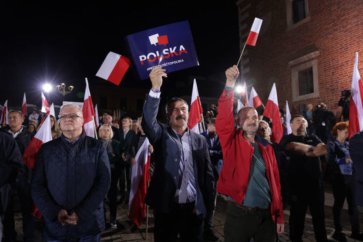 Полша гласува. Консервативният Качински се изправя срещу европейския лидер Туск