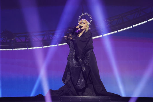 Двама фенове на Мадона съдят поп звездата за това че