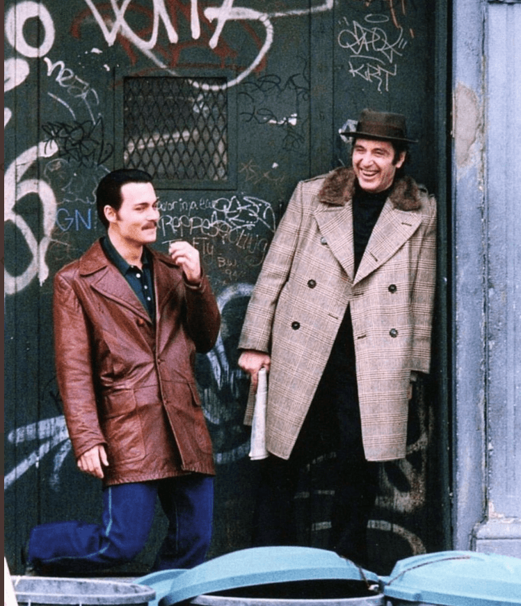 Криминалният филм "Дони Браско" от 1997 г. също остава един от емблематичните моменти в кариерата на Джони Деп. Младият агент на ФБР влиза под прикритие в гангстерско семейство и става протеже на мафиота, изигран от Ал Пачино.