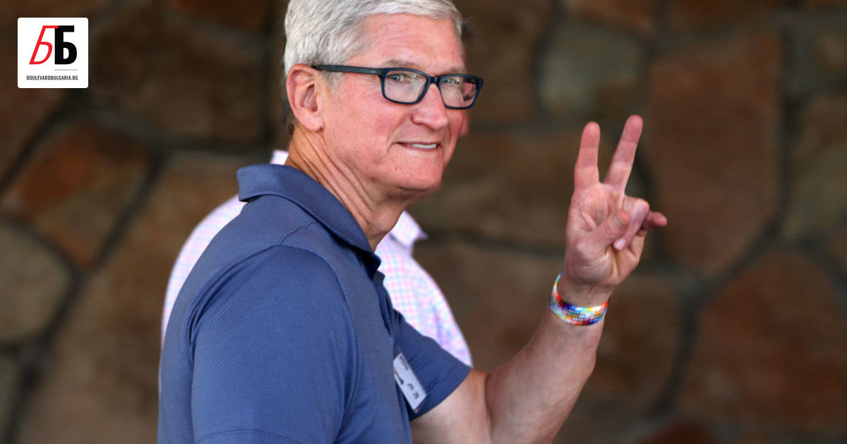 Главният изпълнителен директор на Apple Tим Кук направи изненадващо посещение