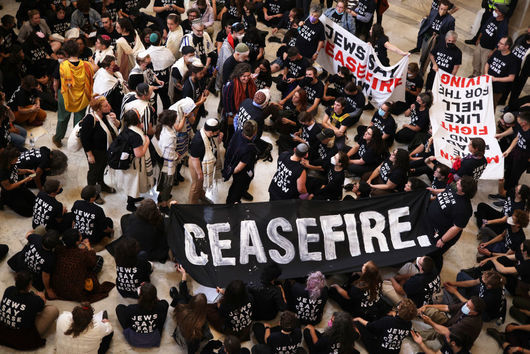 Ceasefire: Хиляди протестиращи срещу войната в Близкия Изток нахлуха в американския Конгрес