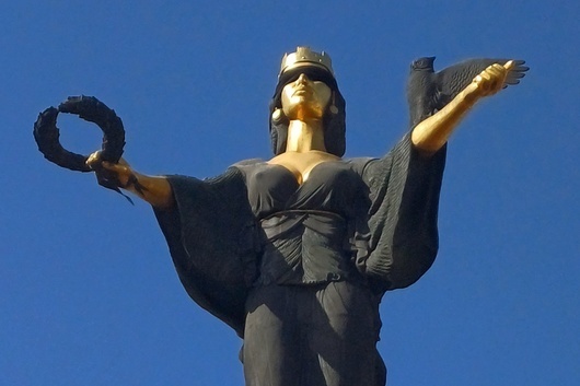 Статуята на Света София осъмна с превръзка на очите