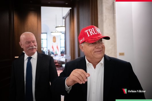 Орбан се похвали с личен подарък от Тръмп - шапка с надпис "Виктор, ти си велик"