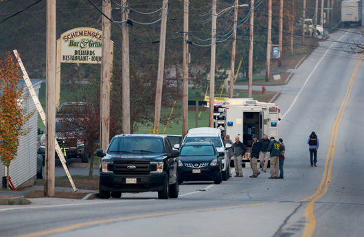 Вече втори ден полицията в САЩ издирва стрелеца от щата Мейн, убил 18 души