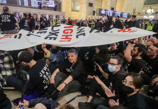 Над 200 протестиращи с лозунга "Ceasefire" са арестувани на централна гара в Ню Йорк