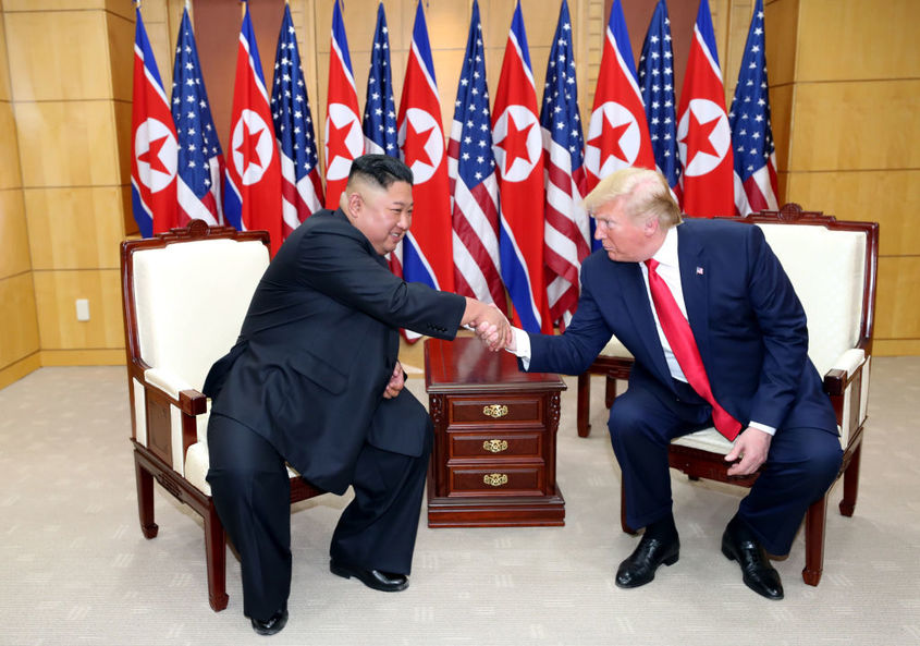 Разрив между Северна Корея и САЩ: Ще продължат ли Ким Чен-ун и Тръмп "да държат ръцете си"