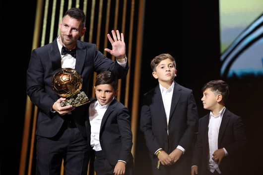 Меси спечели 8-aта си рекордна "Златна топка" и отдаде почит на Диего Марадона