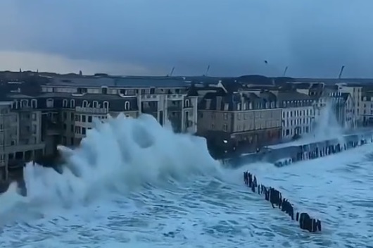 Бурята Киърън връхлетя Великобритания и Франция Проливните дъждове и силният вятър