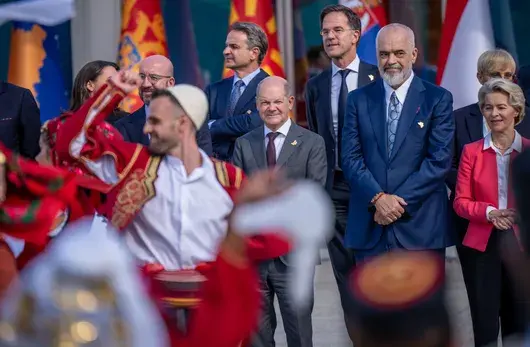 ЕС се готви за мащабна промяна, докато 8 държави чакат с години на прага му