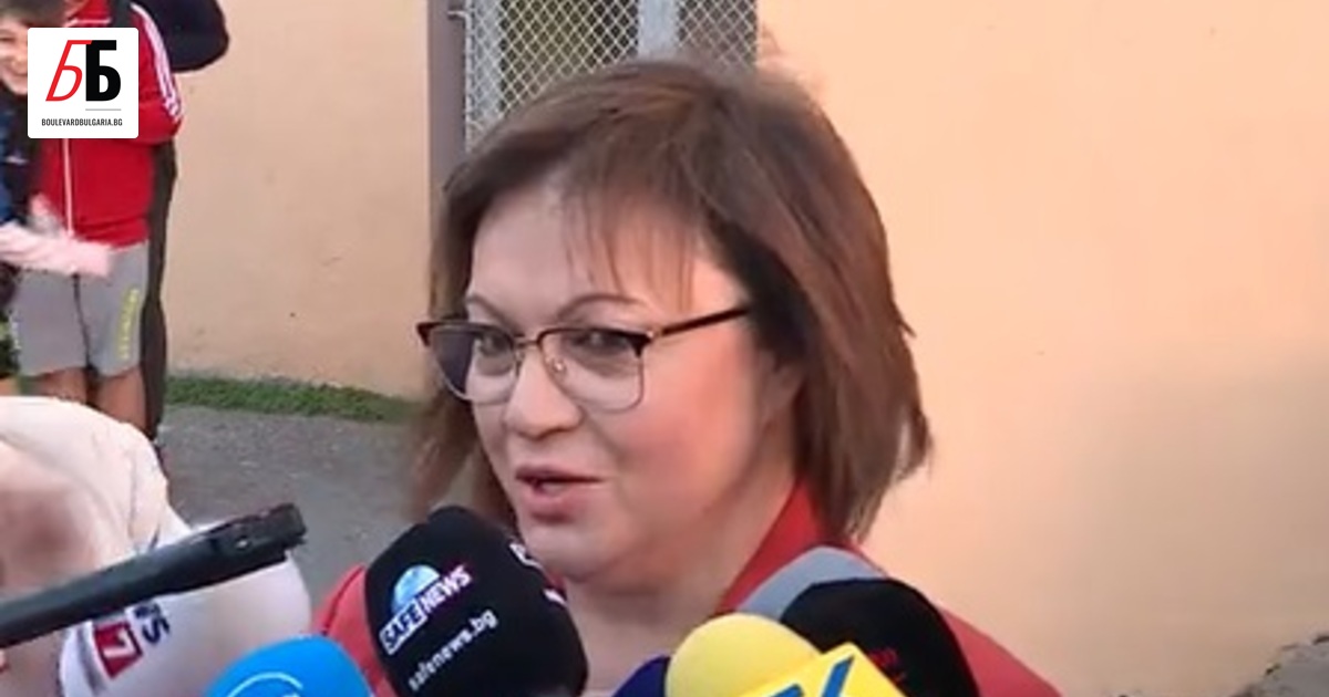 Лидерът на БСП Корнелия Нинова гласува с хартиена бюлетина на