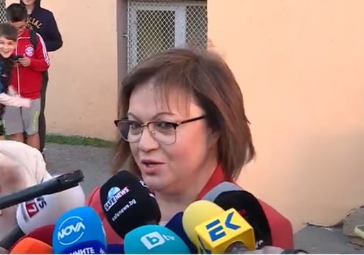 Лидерът на БСП Корнелия Нинова гласува с хартиена бюлетина на