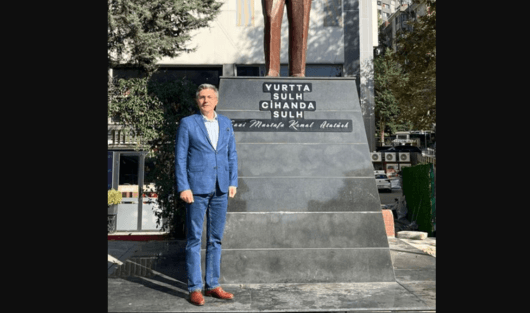 Карадайъ се появи за първи път след оставката - пред паметник на Ататюрк