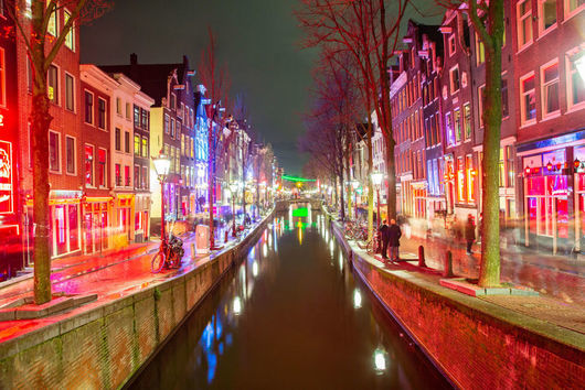 От години Амстердам се бори с проблемното поведение на туристите