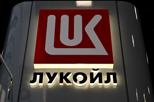 Лукойл обмисля продажбата на рафинерията в Бургас съобщиха за първи