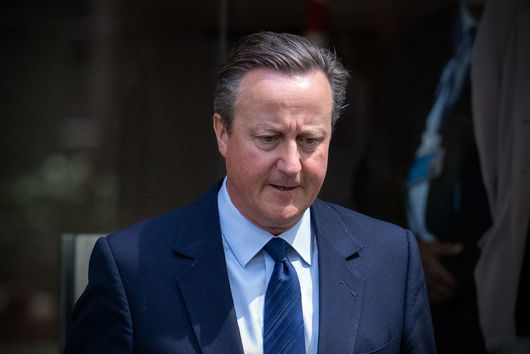Бившият британски премиер Дейвид Камерън изненадващо се завърна в политиката