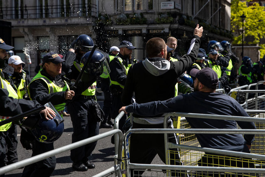 Хаосът завладя Европа: Стотици арестувани в Лондон, десетки - в Париж