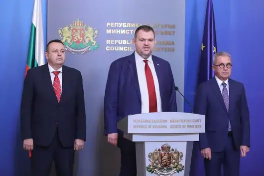 Пеевски и ГЕРБ синхронно нападнаха кабинета "Денков" заради руския нефт
